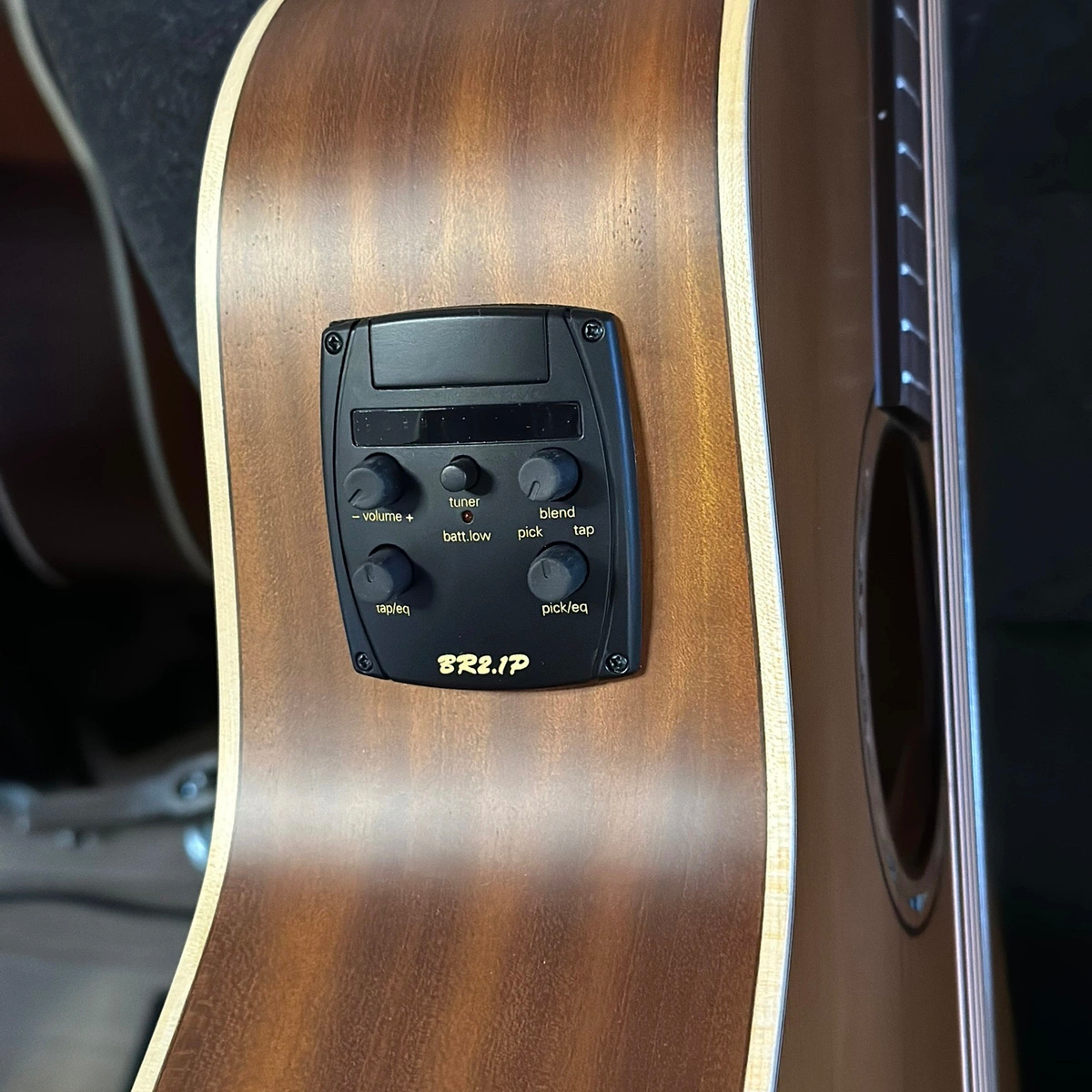 Gitara elektroakustyczna z cutaway i przetwornikiem Baton Rouge
