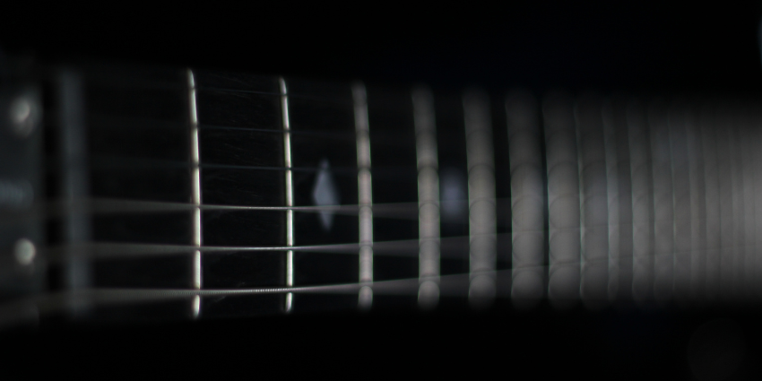Struna E w gitarze