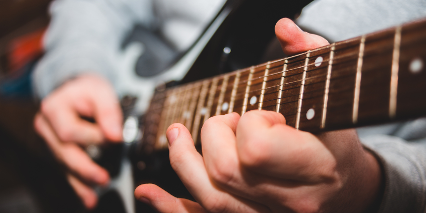 Gra na gitarze elektrycznej