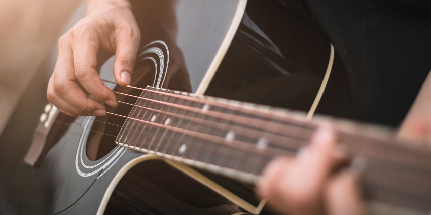  Jak_brzmi_gitara_akustyczna_