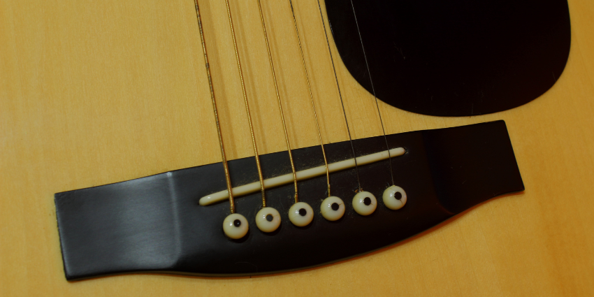  jak_wymienic_struny_w_gitarze_akustycznej_1