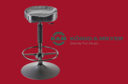 Stołek sceniczny dla gitarzysty z ergonomicznym siedziskiem König & Meyer Stage Stool 14091