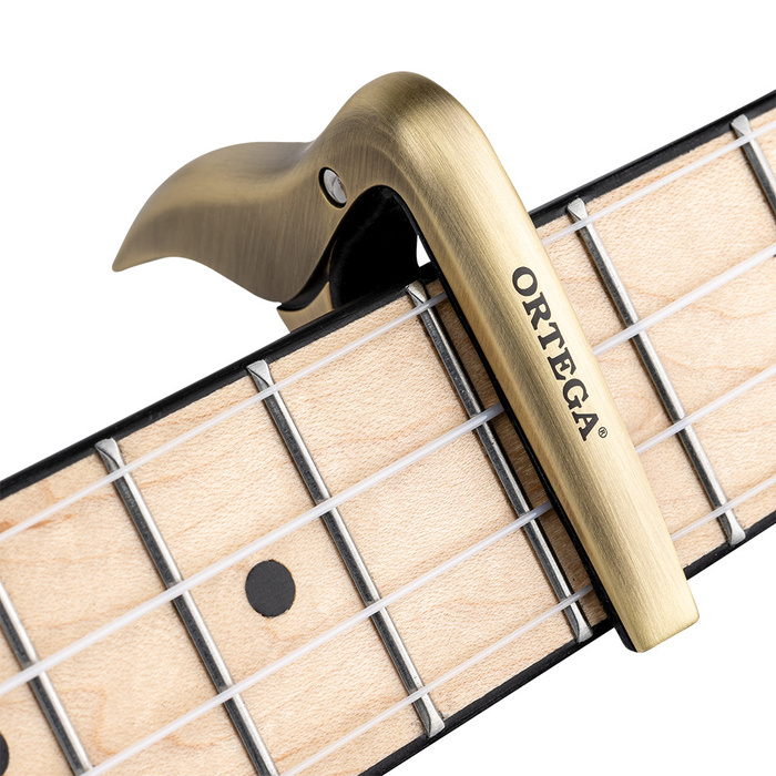 Kapodaster do ukulele Ortega OCAPOUKE-BRB złoty brushed brass, banjo mandolina