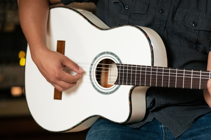 Gitara elektroklasyczna Ortega RCE145WH biała 4/4 z pokrowcem