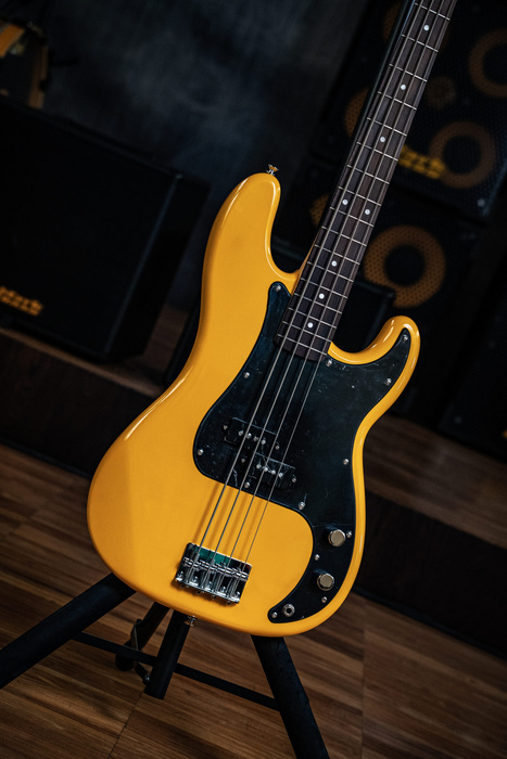 Zestaw gitara basowa Markbass MB Yellow PB z combo basowym Markbass Mini CMD 121 P IV