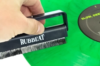 RUBBEAT antystatyczna szczoteczka z włókna węglowego do płyt winylowych