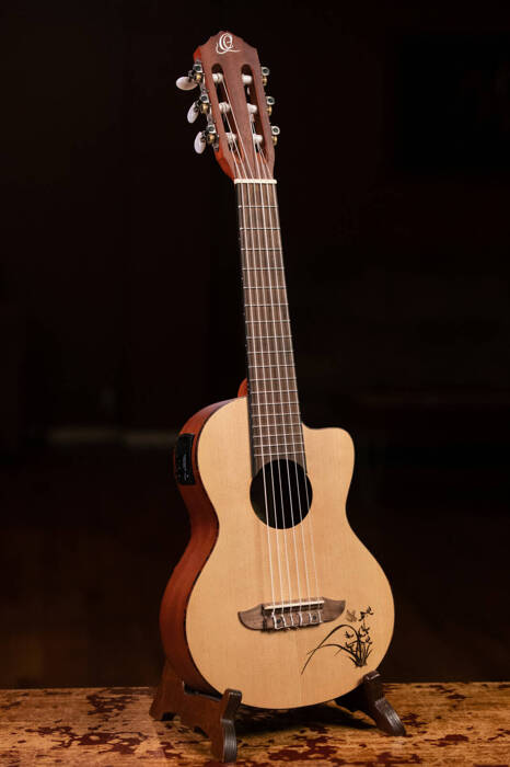 Guitalele elektroakustyczne Ortega RGL5CE